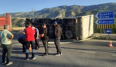 Sivas’ın Koyulhisar ilçesinde kamyon devrildi, sürücü yaralandı