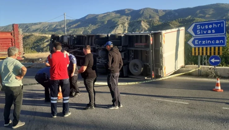 Sivas’ın Koyulhisar ilçesinde kamyon devrildi, sürücü yaralandı