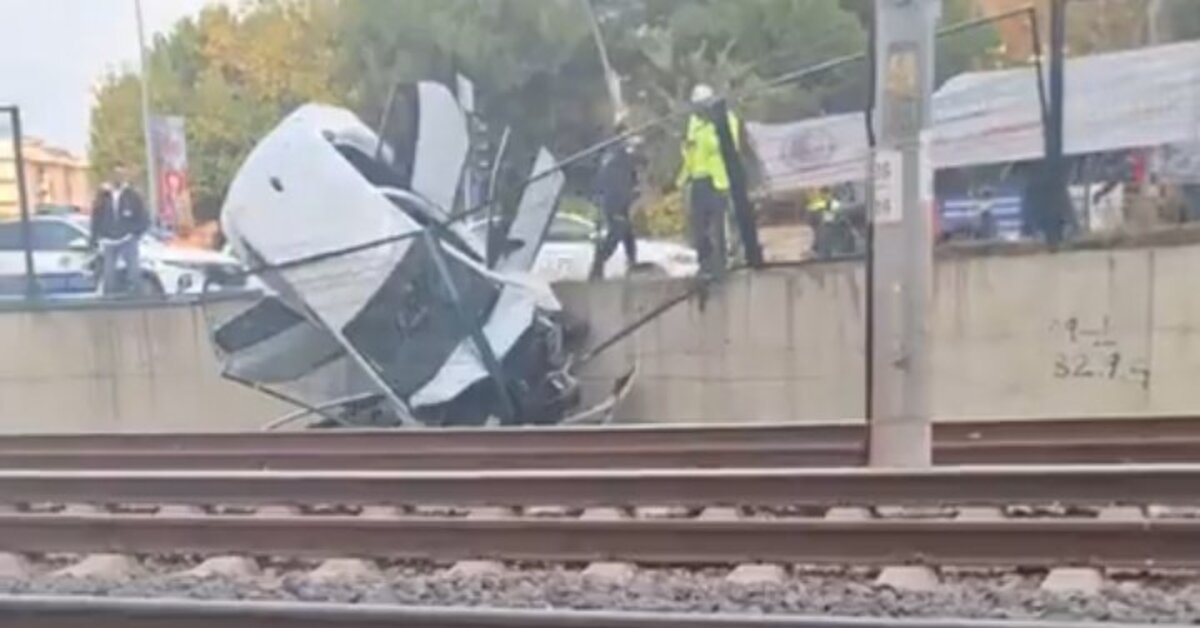 Marmaray’da demiryoluna araç düştü