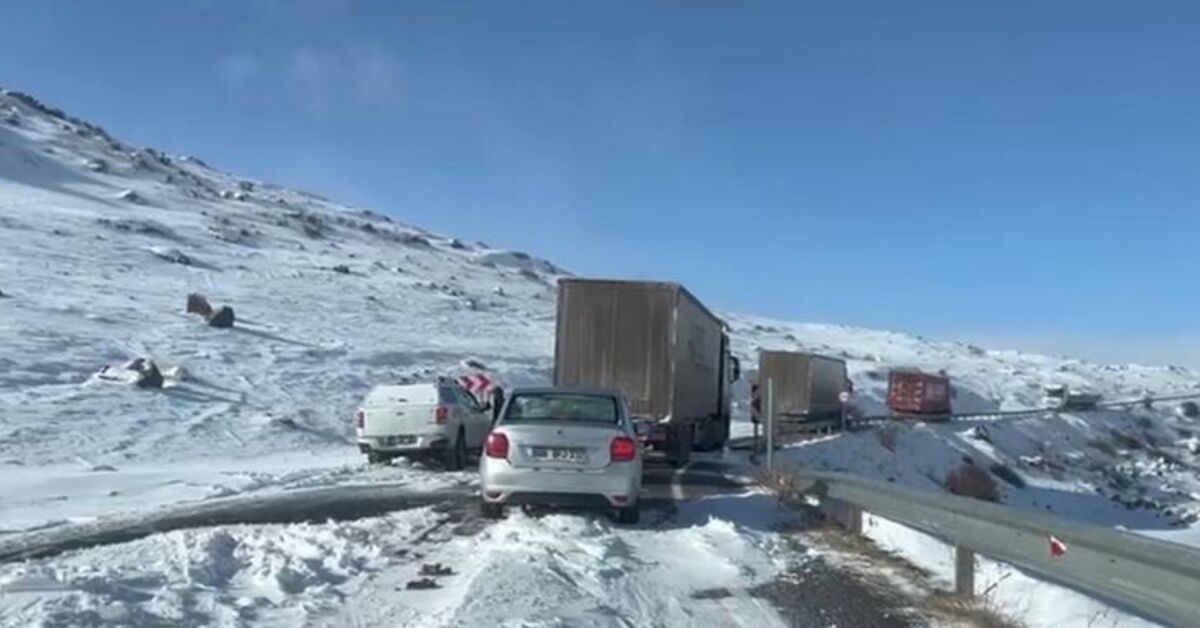 Kars’ta çok sayıda araç karda mahsur kaldı