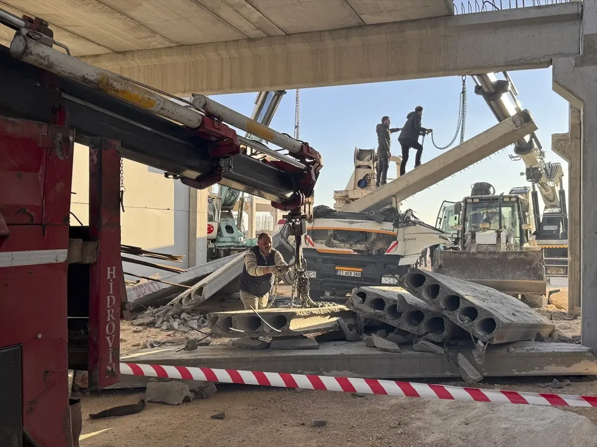 Gaziantep’te beton bloğun altında kalan sürücü hayatını kaybetti